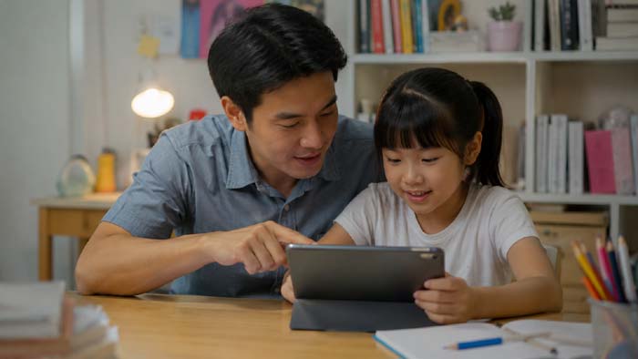 Phụ huynh hướng dẫn con dùng Google Family